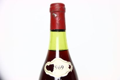 null 1 bottle of CLOS DE VOUGEOT red 1969, SOLIVIAL. Label slightly damaged. 
