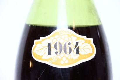 null 1 bottle CLOS VOUGEOT red 1964 CHARLES NOELLAT. Wax cap damaged. Level : more...