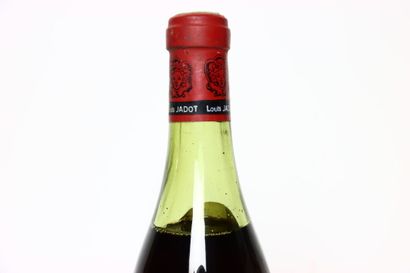 null 1 bouteille de MONTHÉLIE rouge 1970, LOUIS JADOT. Niveau : plus de 6 cm sous...