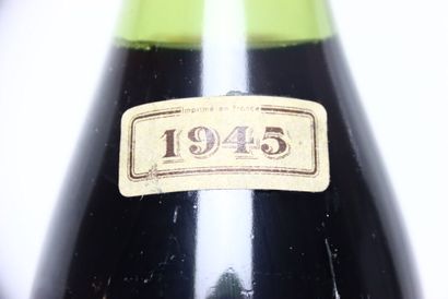 null 1 bottle of red VOSNE-ROMANÉE 1945, MORIN. Level : 5 cm under the cap. 
