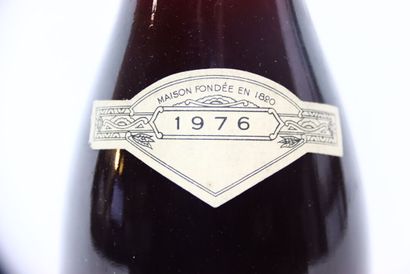 null 1 bottle of CLOS DE LA ROCHE red 1976, PHILIPPE REMY. Good level. Good state...