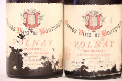 null 4 bouteilles de VOLNAY rouge 1976, VAUDOISEY-MUTIN. Niveaux : entre 4 et 6 cm...