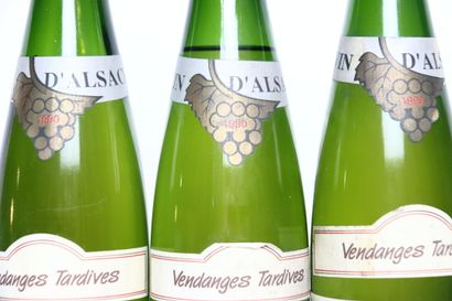 null 3 bottles of white GEWURZTRAMINER VT 1990, DOMAINE DU GEISBOURG. Capsules slightly...
