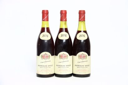 null 3 bottles of red BOURGOGNE 1976, MARCEL AMANCE. Level : 3 and 4 cm under the...