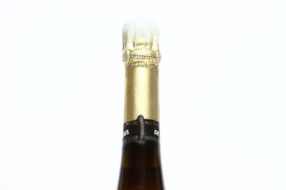 null 1 bottle of white CHAMPAGNE BRUT 1966, DE VENOGE. In its box (slightly damaged)...