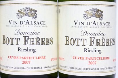 null 4 bottles of white RIESLING 2007, DOMAINE BOTT FRÈRES. 
