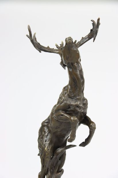 null A. BARGE (XXe siècle), Le saut du cerf, bronze signé, socle en marbre noir....