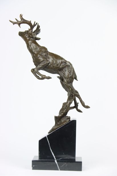 null A. BARGE (XXe siècle), Le saut du cerf, bronze signé, socle en marbre noir....