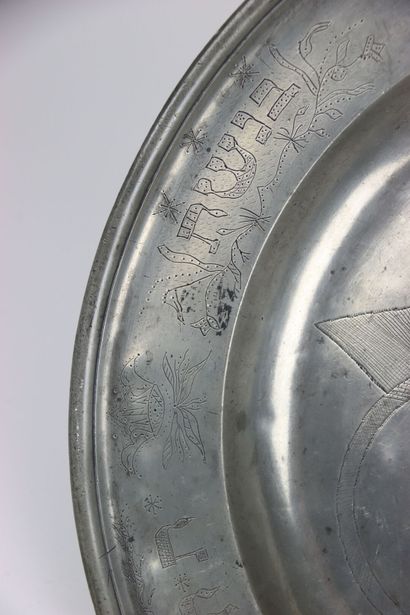 null DÜSSELDORF - JUDAICA - Large engraved pewter dish. In the center, a large rose...