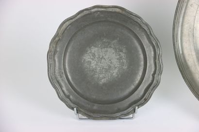 null LAUSANNE - Large dish with molded edge in pewter. Marked on the reverse: lion...