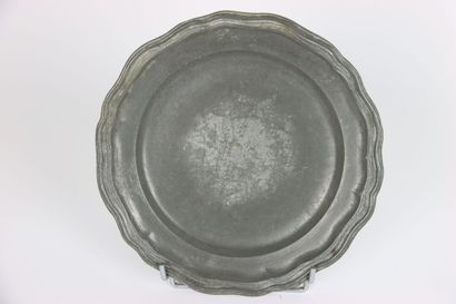 null LAUSANNE - Large dish with molded edge in pewter. Marked on the reverse: lion...