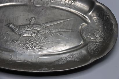 null KAYSERZINN 4342 - Oval dish with pheasants in pewter. Size : 26 x 41.5 cm

Experts...