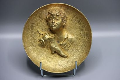 null Coupelle en bronze doré représentant un apprenti cordonnier, travail du XXe...