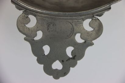 null GENEVA - Pewter stock bowl, flat-topped lid with cherubs' heads, openwork ears...
