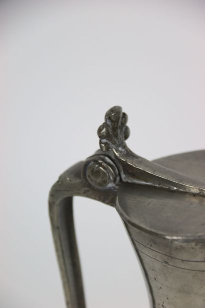 null CHATILLON - Pitcher with shoulder in pewter, poucier with palmette. Stamping...