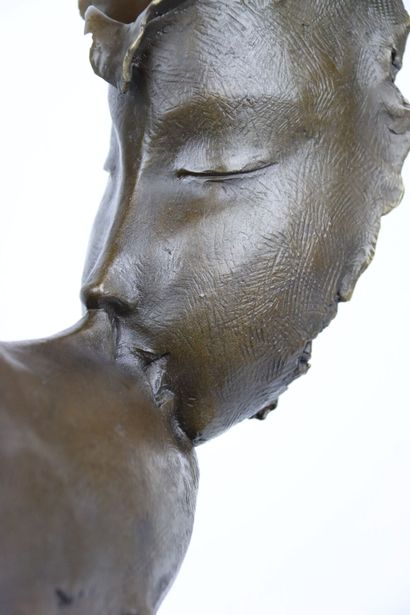 null GARGAILO (XXth century), The kiss, sculpture in bronze signed on the base, support...