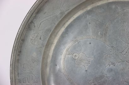 null DÜSSELDORF - JUDAICA - Large engraved pewter dish. In the center, a large rose...