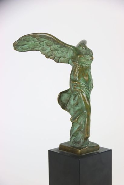 null MAX LE VERRIER (1891-1973) d'après. La Victoire de Samothrace, Bronze sur socle...