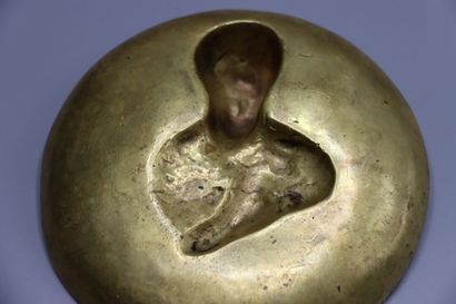 null Coupelle en bronze doré représentant un apprenti cordonnier, travail du XXe...