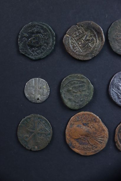 null Byzance. Lot De 20 Monnaies En Bronze Variées. Tb Dans L'ensemble

CONSULTANT...
