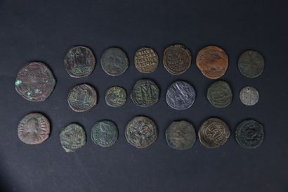 Byzance. Lot De 20 Monnaies En Bronze Variées....