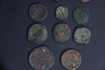 null Byzance. Lot De 20 Monnaies En Bronze Variées. Tb Dans L'ensemble

CONSULTANT...
