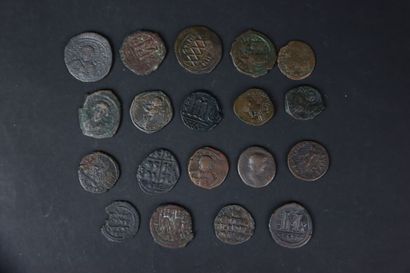 Byzance. lot de 20 monnaies en bronze variées....