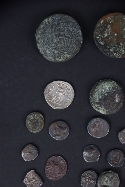 null Antiques. Lot De 31 Monnaies Antiques Diverses,Grecques,Gauloises,Etc. Etat...