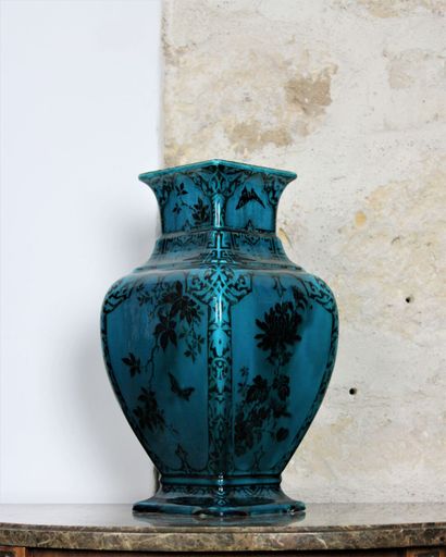 null Theodore DECK (1823 - 1891)
Iznik blue enamelled earthenware vase decorated...