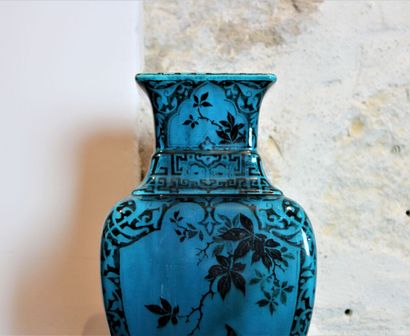null Theodore DECK (1823 - 1891)
Iznik blue enamelled earthenware vase decorated...