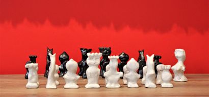 null School of the XXth century
Chess set in white and black enameled stoneware 
Composed...