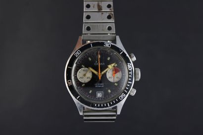 null ERDAR
Montre chronographe de plongée en acier. Boitier rond avec lunette externe....