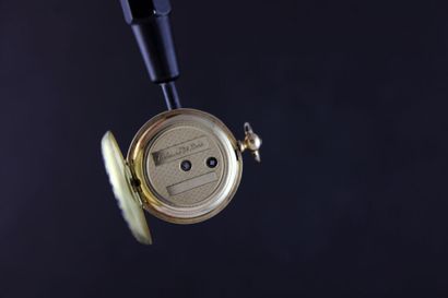 null ANONYME
Montre de col en or jaune 18k. Boitier rond avec fond de boitier en...