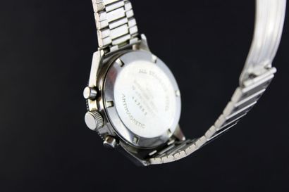 null ERDAR
Montre chronographe de plongée en acier. Boitier rond avec lunette externe....