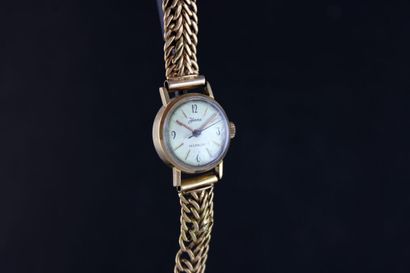 null Herma
Montre bracelet de dame en or jaune 18k. Boitier rond. Fond à pression.
Cadran...