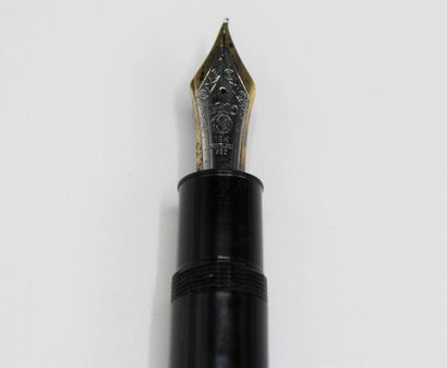 null MONTBLANC "Meisterstuck" N°149, stylo-plume en résine noire et métal doré, plume...