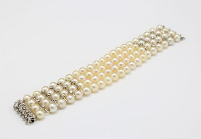 null Bracelet en or gris 18K (750/1000) composé de 4 rangs de perles de culture (diamètre:...