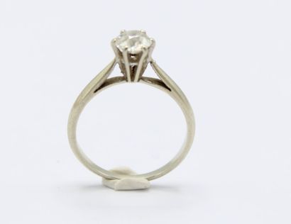 null Bague en or gris 18K (750/1000) ornée d'un diamant rond taille ancienne d'environ...