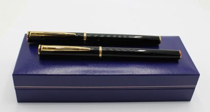null WATERMAN: Deux stylos-plume en métal doré et laque noire. Taille de la plume...