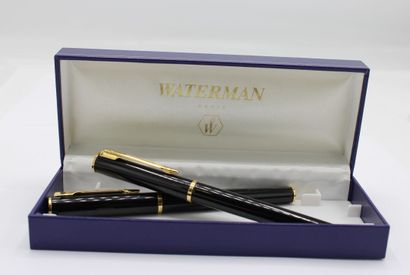 WATERMAN: Deux stylos-plume en métal doré...