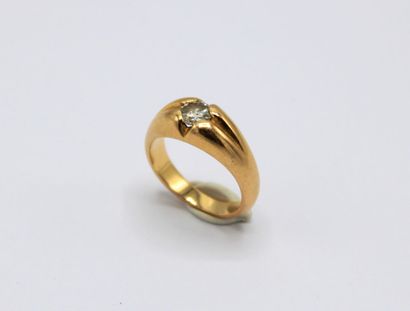 null Bague en or jaune 18 (750/1000) ornée d'un diamant d'environ 0,4 carat (5 x...