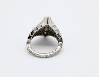 null Bague en platine (900/1000) de style art déco, l'anneau et la monture flexible...