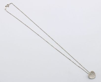 null Collier en or gris 18K (750/1000) composé d'une chaîne et d'un pendentif coeur...
