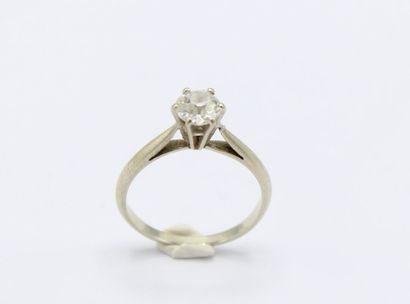 null Bague en or gris 18K (750/1000) ornée d'un diamant rond taille ancienne d'environ...