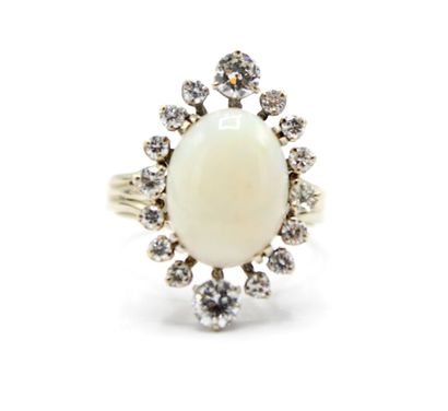 null Bague en or gris18K (750/1000) centrée d'un cabochon d'opale blanche (13,5 x...