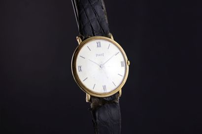 null PIAGET 9P réf. 920
Montre bracelet en or jaune 18k. Boitier rond. Fond à pression.
Cadran...