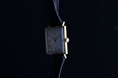 null JAEGER-LECOULTRE 
Bracelet watch in 18k yellow gold. Square case. Screw-in caseback...