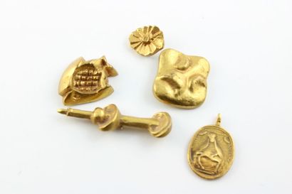 null Line VAUTRIN (1913-1997)
Lot de 4 boutons en bronze doré dont une bougie, un...