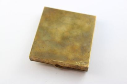 null LINE VAUTRIN (1913-1997) 
Dogons
Boîte poudrier en bronze doré
Avec son tamis...