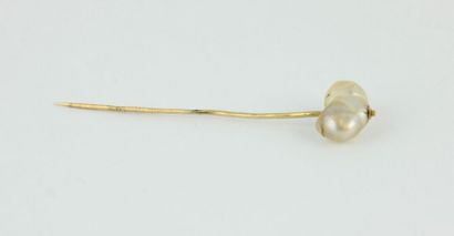 null Épingle en or jaune 18K (750/1000) ornée d'une perle baroque probablement fines...